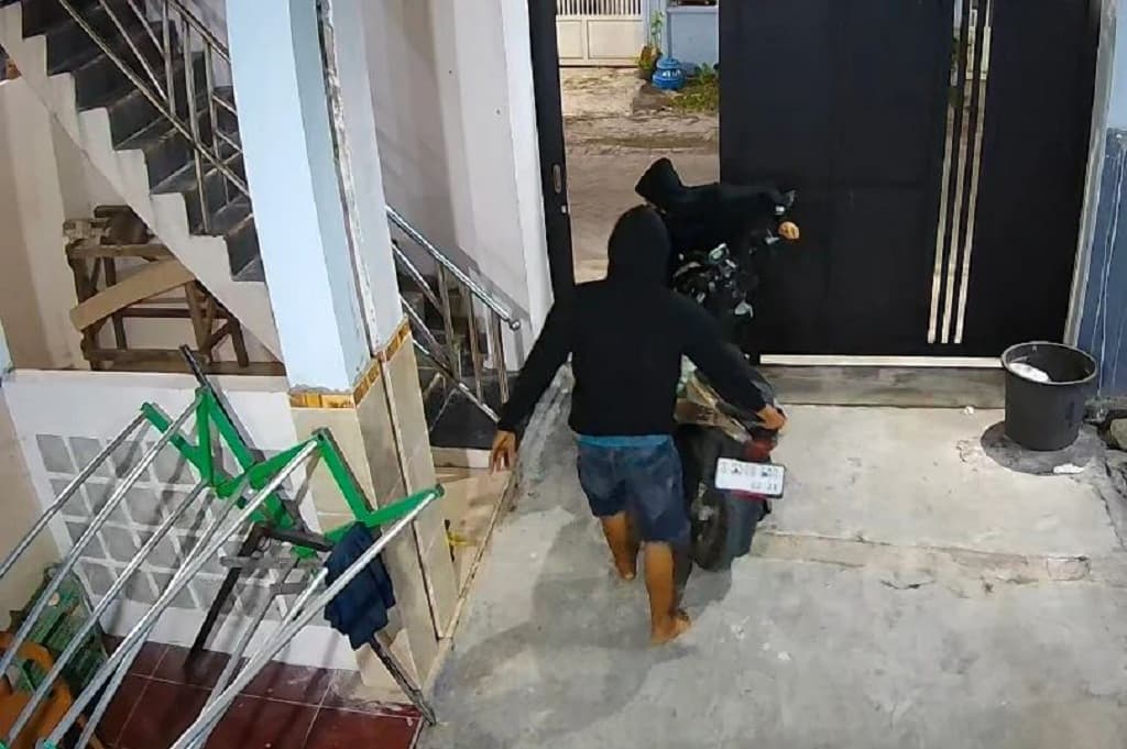 Terekam CCTV! Detik-Detik Maling Gasak 2 Motor dari Rumah Kos di Jombang Terekam CCTV! Detik-Detik Maling Gasak 2 Motor dari Rumah Kos di Jombang
