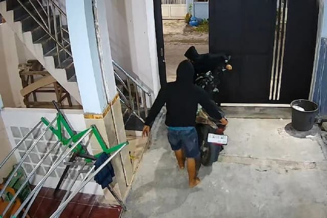 Terekam CCTV! Detik-Detik Maling Gasak 2 Motor dari Rumah Kos di Jombang Terekam CCTV! Detik-Detik Maling Gasak 2 Motor dari Rumah Kos di Jombang