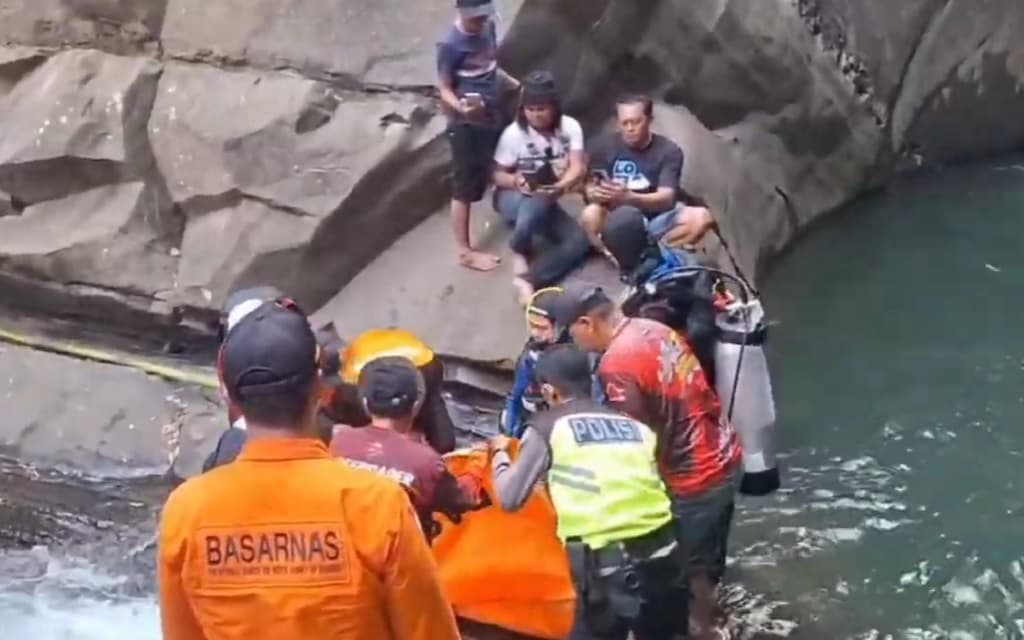 Tragis! 3 Remaja Tenggelam saat Berenang di Curug Rambukasang Brebes, 1 Tewas Tragis! 3 Remaja Tenggelam saat Berenang di Curug Rambukasang Brebes, 1 Tewas