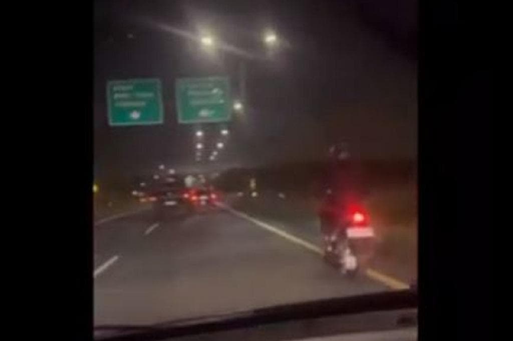 Viral Pemotor Masuk Tol Pasir Koja Bandung, Melaju di Jalur Kanan hingga Menyalip Viral Pemotor Masuk Tol Pasir Koja Bandung, Melaju di Jalur Kanan hingga Menyalip