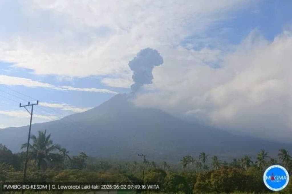 Gunung Lewotobi Laki-laki Meletus, Semburkan Abu Vulkanis Setinggi 1 Km Gunung Lewotobi Laki-laki Meletus, Semburkan Abu Vulkanis Setinggi 1 Km