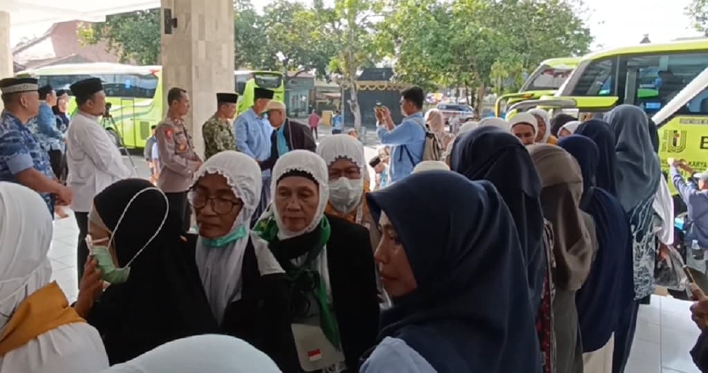 Tangis Haru Sambut Kepulangan Jemaah Haji Kloter 1 Embarkasi YIA Kulonprogo Tangis Haru Sambut Kepulangan Jemaah Haji Kloter 1 Embarkasi YIA Kulonprogo