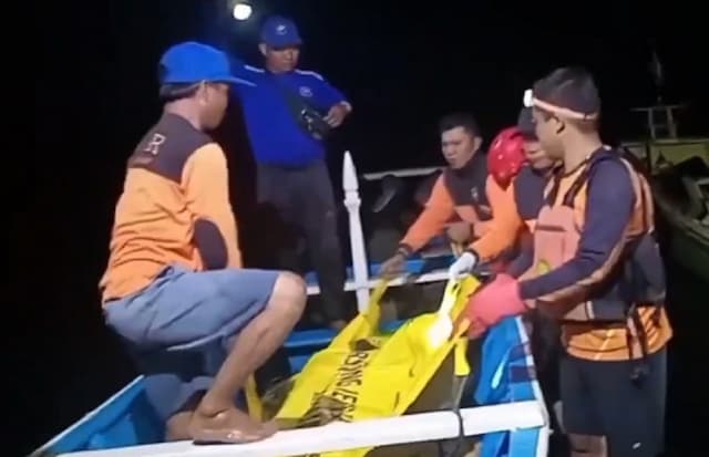 Susul Sang Kakak, Jasad Rivky Korban Tenggelam di Pantai Payangan Jember Ditemukan Susul Sang Kakak, Jasad Rivky Korban Tenggelam di Pantai Payangan Jember Ditemukan