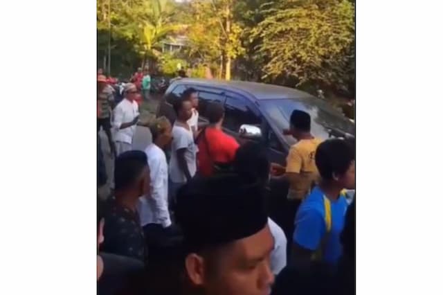 Viral Polisi Diadang Warga saat Tangkap Lansia Terduga Pencabulan Anak di Sampang Viral Polisi Diadang Warga saat Tangkap Lansia Terduga Pencabulan Anak di Sampang