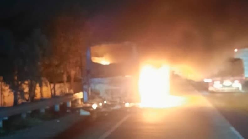Mikrobus Terbakar Hebat di Tol Jakarta-Cikampek, Api dari Bagian Mesin Mikrobus Terbakar Hebat di Tol Jakarta-Cikampek, Api dari Bagian Mesin