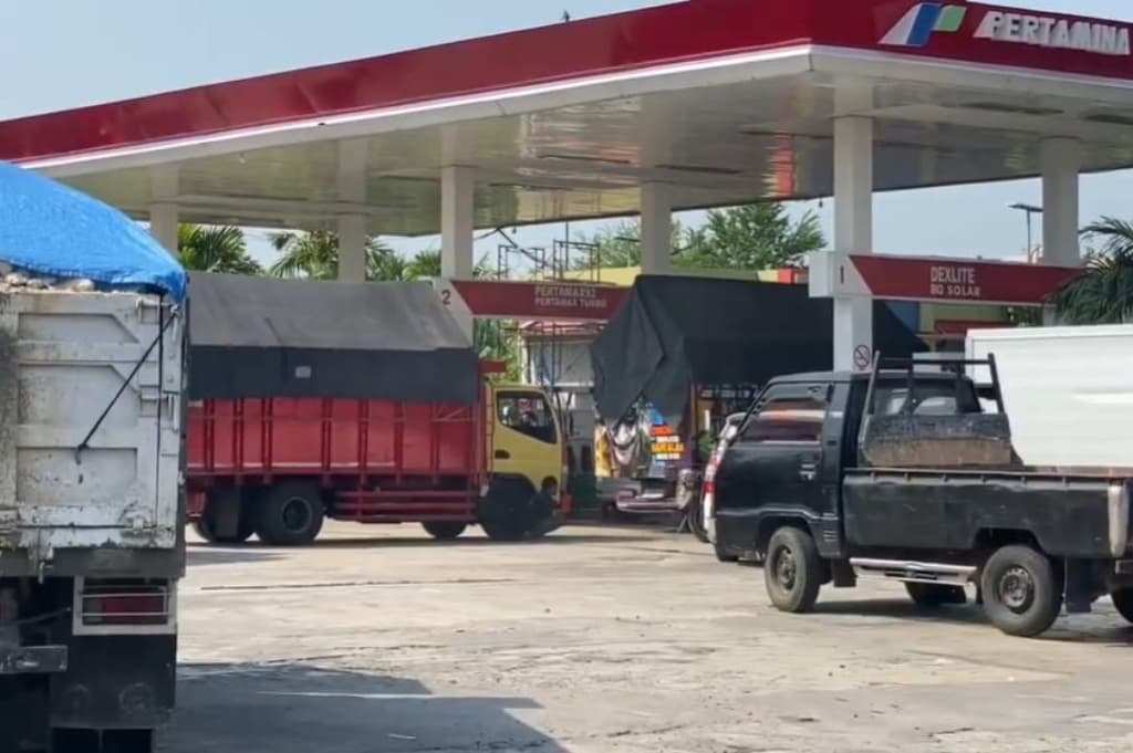 Solar Langka di Tuban, Sopir Truk Antre Berjam-jam di SPBU Solar Langka di Tuban, Sopir Truk Antre Berjam-jam di SPBU