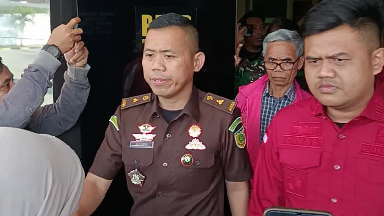 Kejari Lombok Tengah Tahan 4 Tersangka Korupsi Pengadaan Truk Sampah Rp5,1 Miliar Kejari Lombok Tengah Tahan 4 Tersangka Korupsi Pengadaan Truk Sampah Rp5,1 Miliar