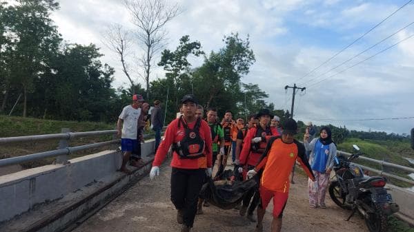 Tim SAR Gabungan Temukan Korban Kedua yang Tenggelam di Candipuro Dalam Keadaan Meninggal Dunia Tim SAR Gabungan Temukan Korban Kedua yang Tenggelam di Candipuro Dalam Keadaan Meninggal Dunia