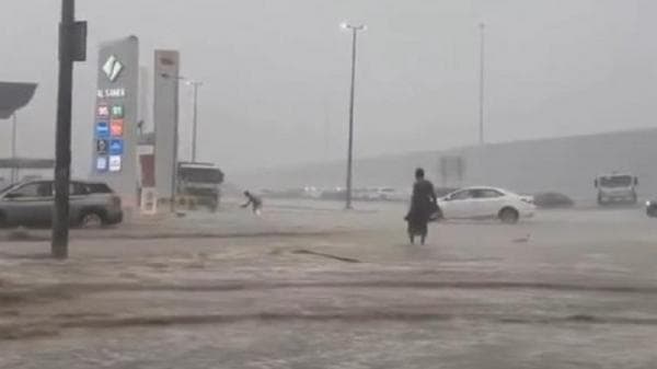 Banjir Bandang Terjang Arab Saudi, Sekolah dan Jalan Tol Ditutup Banjir Bandang Terjang Arab Saudi, Sekolah dan Jalan Tol Ditutup