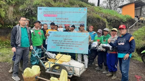 PTPN XII Bagikan APD Untuk Para Penambang Belerang Kawah Ijen PTPN XII Bagikan APD Untuk Para Penambang Belerang Kawah Ijen