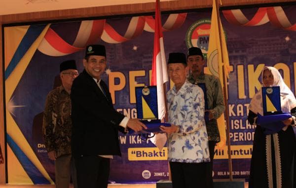 Tujuh Tokoh Terima Award PW IKA PMII Jateng Tujuh Tokoh Terima Award PW IKA PMII Jateng