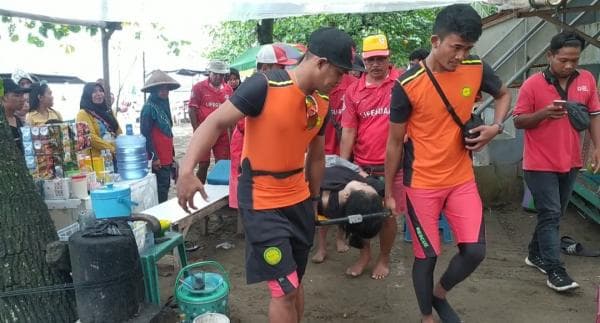 Wisatawan Terkapar Saat Asik Menikmati Pantai Petugas Penjaga Pantai Sigap Berikan Pertolongan Wisatawan Terkapar Saat Asik Menikmati Pantai Petugas Penjaga Pantai Sigap Berikan Pertolongan