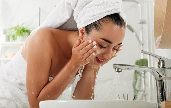 Mitos-mitos Seputar Cuci Muka yang Bikin Perawatan Wajah Tidak Maksimal Mitos-mitos Seputar Cuci Muka yang Bikin Perawatan Wajah Tidak Maksimal