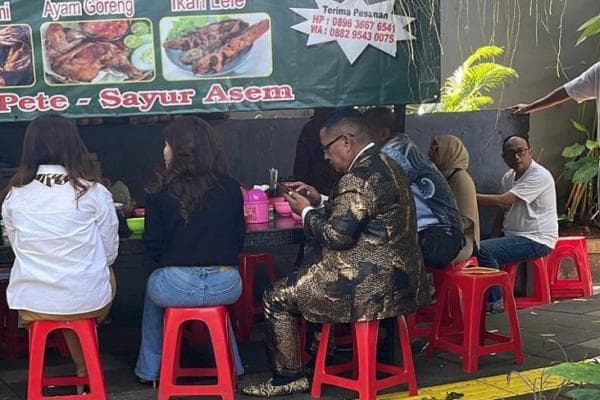 Hotman Paris Hutapea Makan Pecel Lele di Warung Tenda Pinggir Jalan, Orang Kaya Saja Mau Hemat Hotman Paris Hutapea Makan Pecel Lele di Warung Tenda Pinggir Jalan, Orang Kaya Saja Mau Hemat
