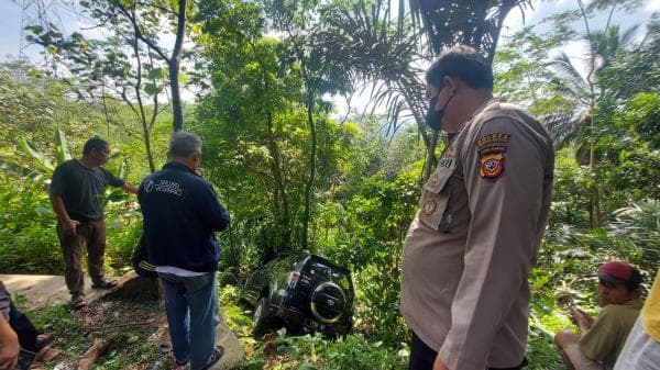 Toyota Rush Masuk Jurang di Kawalu Tasikmalaya, Begini Kondisi Sopir dan 3 Penumpangnya Toyota Rush Masuk Jurang di Kawalu Tasikmalaya, Begini Kondisi Sopir dan 3 Penumpangnya