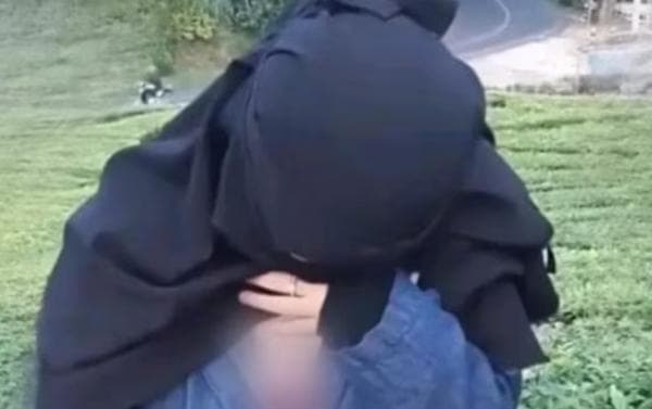 Viral! Wanita Bercadar Rekam Aksi Pamer Alat Vital di Ciwidey Bandung, Polisi Usut Pelaku Viral! Wanita Bercadar Rekam Aksi Pamer Alat Vital di Ciwidey Bandung, Polisi Usut Pelaku