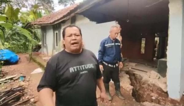 Kades Saguling Ngamuk Warga Tak Dapat Bantuan, Sindir DPRD Ciamis: Ada Bencana Duduk Manis Doang! Kades Saguling Ngamuk Warga Tak Dapat Bantuan, Sindir DPRD Ciamis: Ada Bencana Duduk Manis Doang!