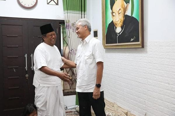 Ganjar Pranowo Obrolkan Band Rock hingga Bebek Klathak, saat Sowan ke Gus Muwafiq Ganjar Pranowo Obrolkan Band Rock hingga Bebek Klathak, saat Sowan ke Gus Muwafiq