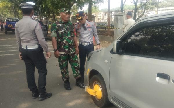 Kedapatan Parkir Liar, 9 Kendaraan di Cimahi Kena Gembok Petugas Kedapatan Parkir Liar, 9 Kendaraan di Cimahi Kena Gembok Petugas