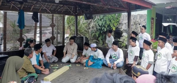Relawan Santri Dukung Ganjar Latih Santri Bercocok Tanam Hidroponik di Kukar Relawan Santri Dukung Ganjar Latih Santri Bercocok Tanam Hidroponik di Kukar