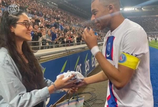 Kylian Mbappe Lakukan Sikap Terpuji kepada Fans yang Terkena Bola Tendangannya Kylian Mbappe Lakukan Sikap Terpuji kepada Fans yang Terkena Bola Tendangannya