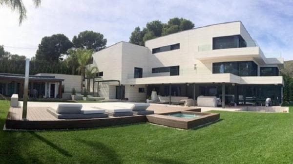 Super Mewah dan Megahnya Rumah Lionel Messi, Rp106 Miliar dan Pesawat Dilarang Lewat! Super Mewah dan Megahnya Rumah Lionel Messi, Rp106 Miliar dan Pesawat Dilarang Lewat!