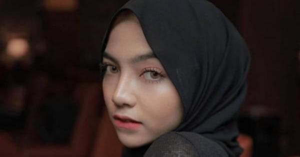 Selebgram Oklin Fia, Bikin Konten Makan Es Krim di Depan Alat Vital Pria Tuai Hujatan Selebgram Oklin Fia, Bikin Konten Makan Es Krim di Depan Alat Vital Pria Tuai Hujatan