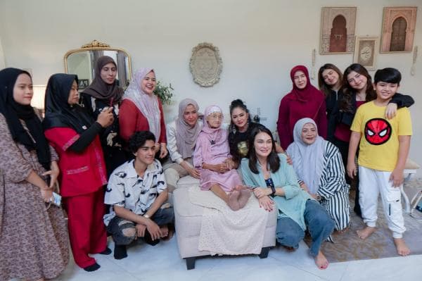 Jelang 101 Tahun, Muzenah Penonton Tertua Film Suzzanna Dikunjungi Luna Maya dan Sally Marcelina Jelang 101 Tahun, Muzenah Penonton Tertua Film Suzzanna Dikunjungi Luna Maya dan Sally Marcelina