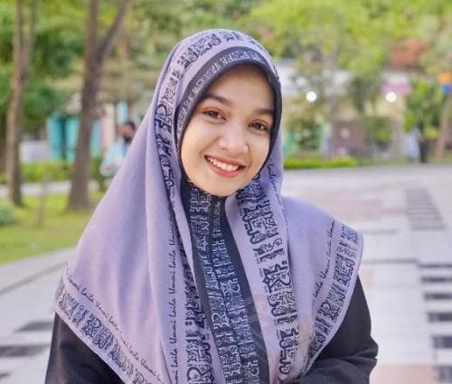 Sosok Ning Umi Laila, Ustadzah Muda Cantik Putri Kiai Granat Sosok Ning Umi Laila, Ustadzah Muda Cantik Putri Kiai Granat