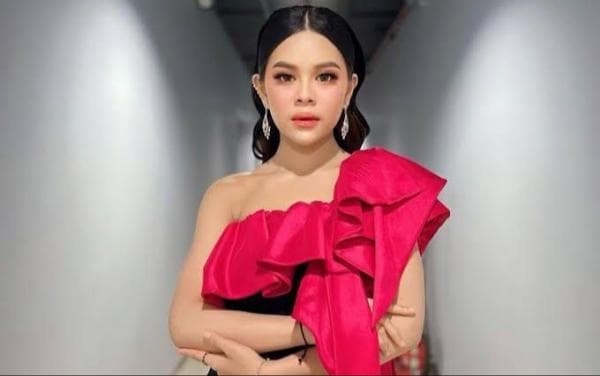 Kisah Inspiratif Melly Lee, Dulu Tinggal di Rumah Reot Kini Pedangdut Ternama Kisah Inspiratif Melly Lee, Dulu Tinggal di Rumah Reot Kini Pedangdut Ternama