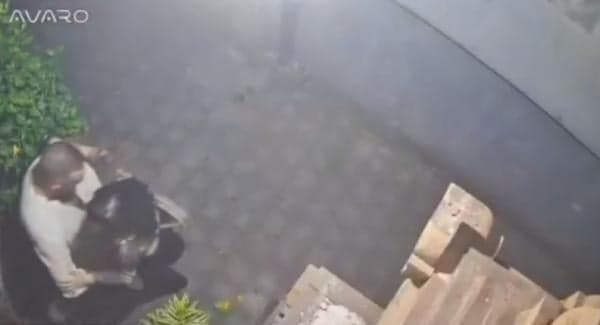 Memalukan, Asyik Bersetubuh di Depan Rumah Warga, Bule Italia Ditangkap Polisi Memalukan, Asyik Bersetubuh di Depan Rumah Warga, Bule Italia Ditangkap Polisi