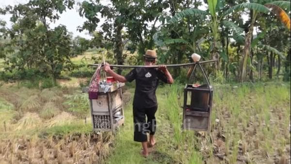 Unik! Penjual Kopi di Ponorogo Ini, Dipikul Berkeliling Sawah Unik! Penjual Kopi di Ponorogo Ini, Dipikul Berkeliling Sawah