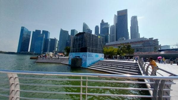 Patung Merlion Singapura Ditutup Terpal Hitam, Wisatawan Internasional Tetap Ramai Berkunjung Patung Merlion Singapura Ditutup Terpal Hitam, Wisatawan Internasional Tetap Ramai Berkunjung