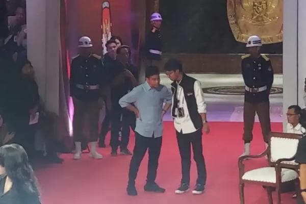 Ngobrol dengan Gibran di Sela Waktu Jeda Debat Capres, Alam Ganjar : Senggol-Senggol Tipis Ngobrol dengan Gibran di Sela Waktu Jeda Debat Capres, Alam Ganjar : Senggol-Senggol Tipis