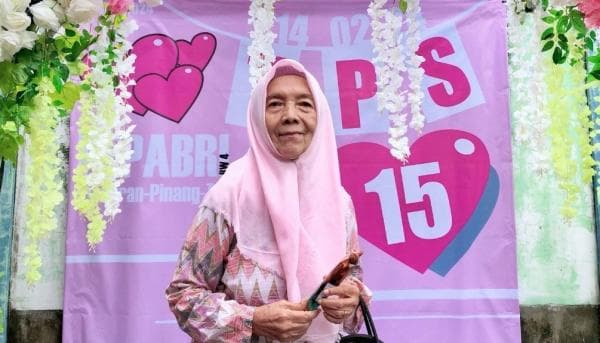 Kisah Nenek 85 Tahun Semangat Ikut Nyoblos di Pilpres 2024,Kenakan Baju Warna Pink Kisah Nenek 85 Tahun Semangat Ikut Nyoblos di Pilpres 2024,Kenakan Baju Warna Pink