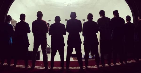 Saat Sholat Gerakan Jangan Menyerupai seperti Unta, Rubah dan Burung Gagak Saat Sholat Gerakan Jangan Menyerupai seperti Unta, Rubah dan Burung Gagak