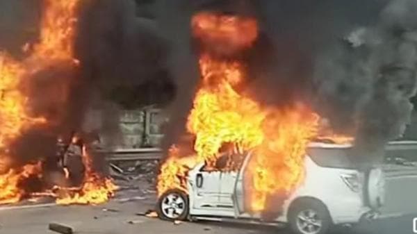 Bus Adu Banteng dengan Minibus di Jalur Contraflow Jakarta-Cikampek, 13 Orang Tewas Bus Adu Banteng dengan Minibus di Jalur Contraflow Jakarta-Cikampek, 13 Orang Tewas