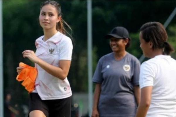 Drama Percintaan di Lapangan Hijau, Justin Hubner Ketahuan Goda Pemain Timnas Indonesia Putri Drama Percintaan di Lapangan Hijau, Justin Hubner Ketahuan Goda Pemain Timnas Indonesia Putri