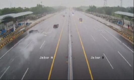 Detik-Detik Kecelakaan Terekam Kamera CCTV, Ada Penumpang Bayi Usia 6 Bulan Detik-Detik Kecelakaan Terekam Kamera CCTV, Ada Penumpang Bayi Usia 6 Bulan