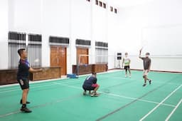 Jajaran Polres Grobogan dan Wartawan Adu Startegi Tanding Badminton