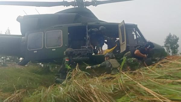 Kerahkan Heli dan Pesawat TNI AU, Pasukan Khusus TNI Polri Evakuasi Korban Kekejaman OPM di Hameyo