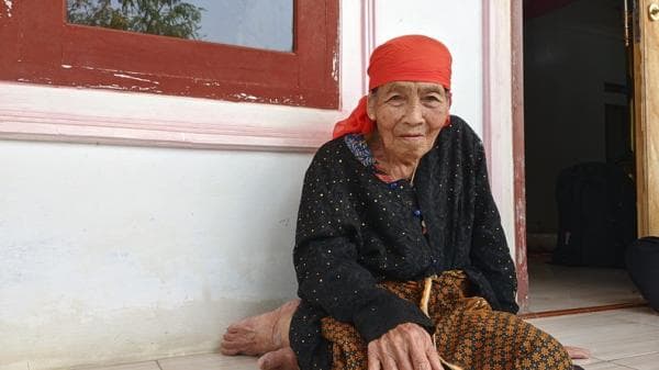 Nenek Engkah Calhaj Tertua Hampir 1 Abad di Sukabumi, Kuat Jalan Kaki Tanpa Tongkat