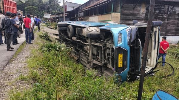 Kecelakaan Maut di Toba Sopir Bus Big Bird Diduga Ngantuk Tabrak 4 Orang, 2 Tewas 2 Luka Parah Kecelakaan Maut di Toba Sopir Bus Big Bird Diduga Ngantuk Tabrak 4 Orang, 2 Tewas 2 Luka Parah
