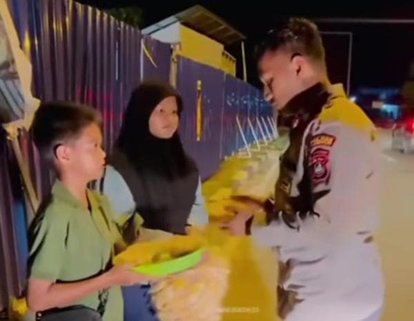 Polisi di Kepulauan Riau Menemukan Dua Anak Yatim Piatu Berjualan Dimalam Hari Kisahnya Bikin Haru Polisi di Kepulauan Riau Menemukan Dua Anak Yatim Piatu Berjualan Dimalam Hari Kisahnya Bikin Haru