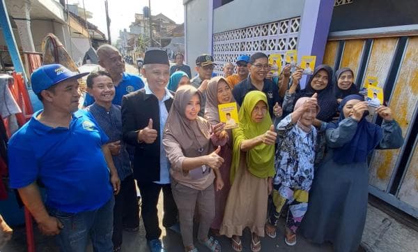 Senyum Cawalkot Tasikmalaya Muhammad Yusuf saat Diserbu Warga Bebedahan Senyum Cawalkot Tasikmalaya Muhammad Yusuf saat Diserbu Warga Bebedahan