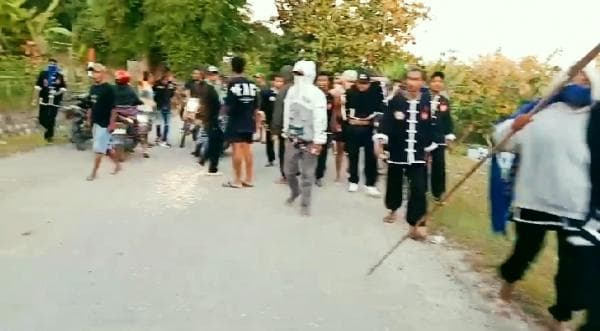 Kerusuhan di Malaka: Puluhan Pemuda Berseragam Pencak Silat Serang Warga di Desa Litamali Kerusuhan di Malaka: Puluhan Pemuda Berseragam Pencak Silat Serang Warga di Desa Litamali