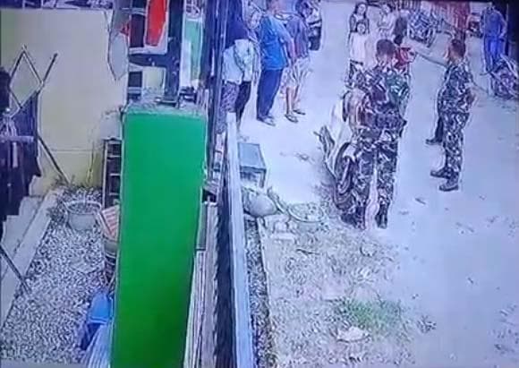 Puluhan Oknum TNI Berseragam dan Berpakaian Sipil Ngamuk di Perumahan Warga, Ancam Gunakan Senpi Puluhan Oknum TNI Berseragam dan Berpakaian Sipil Ngamuk di Perumahan Warga, Ancam Gunakan Senpi