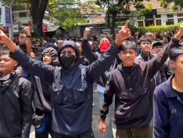 Bobotoh Geruduk Graha Persib, Desak Kasus Dugaan Intimidasi Diselesaikan Bobotoh Geruduk Graha Persib, Desak Kasus Dugaan Intimidasi Diselesaikan