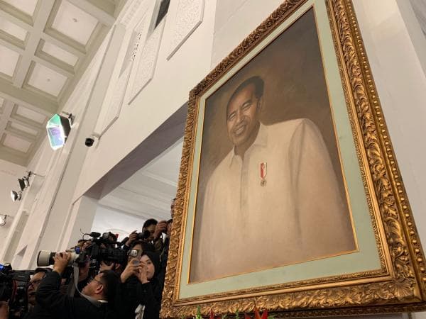 Mendagri Tito Komentari Lukisan Wajah Jokowi Tersenyum Kecil di Dinding Istana, Ada yang Berbeda Mendagri Tito Komentari Lukisan Wajah Jokowi Tersenyum Kecil di Dinding Istana, Ada yang Berbeda