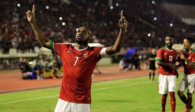 Kisah Ramuan Ajaib Boaz Solossa usai Jadi Korban Tekel Horor di Piala AFF 2004 Kisah Ramuan Ajaib Boaz Solossa usai Jadi Korban Tekel Horor di Piala AFF 2004